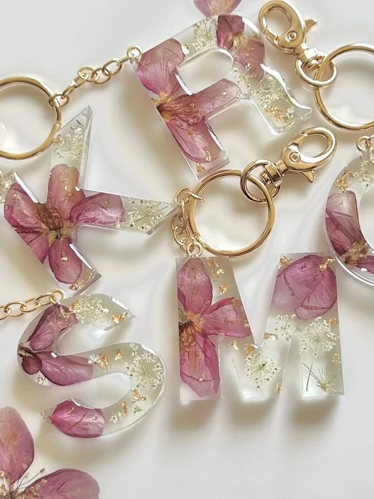 pressed flower keyring for her, personalized initial keychain bridesmaid gift, teacher gift handmade resin floral birthday gift, mothers day